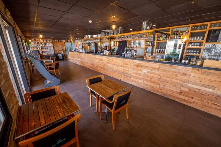 Bar ambiance festive Gruissan