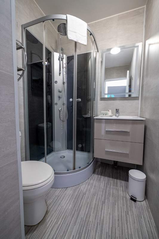 Chambre avec douche moderne Gruissan