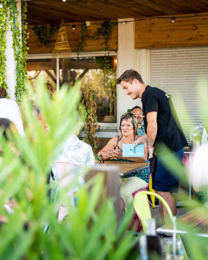 Personnel restaurant bar accueillant Gruissan