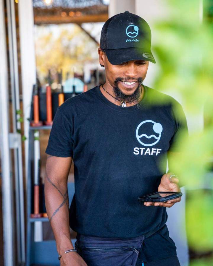 Staff restaurant réactif et accueillant Gruissan