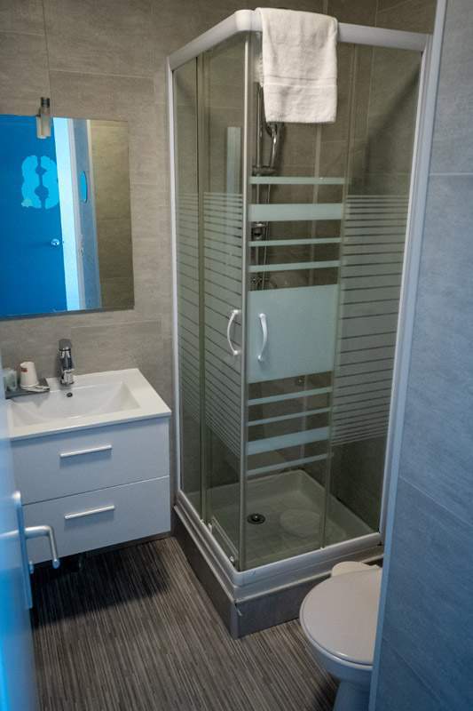 Chambre aménagé avec douche moderne Gruissan