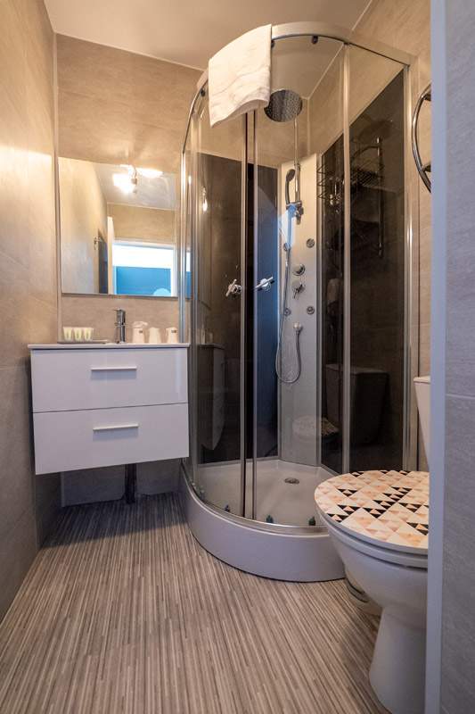 Chambre avec douche ergonomique Gruissan