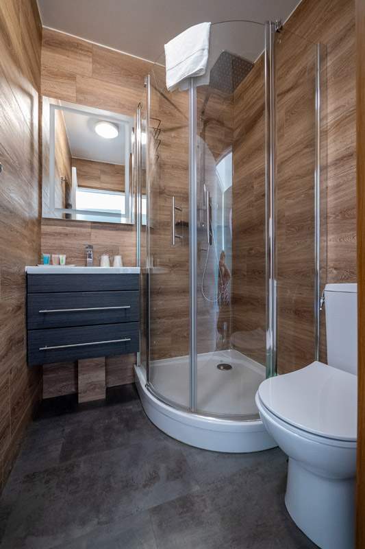 Chambre avec douche haut de gamme Gruissan